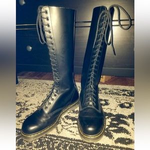 Knee-high Dr. Martens Vintage Boot - 20 Eyelet in Black